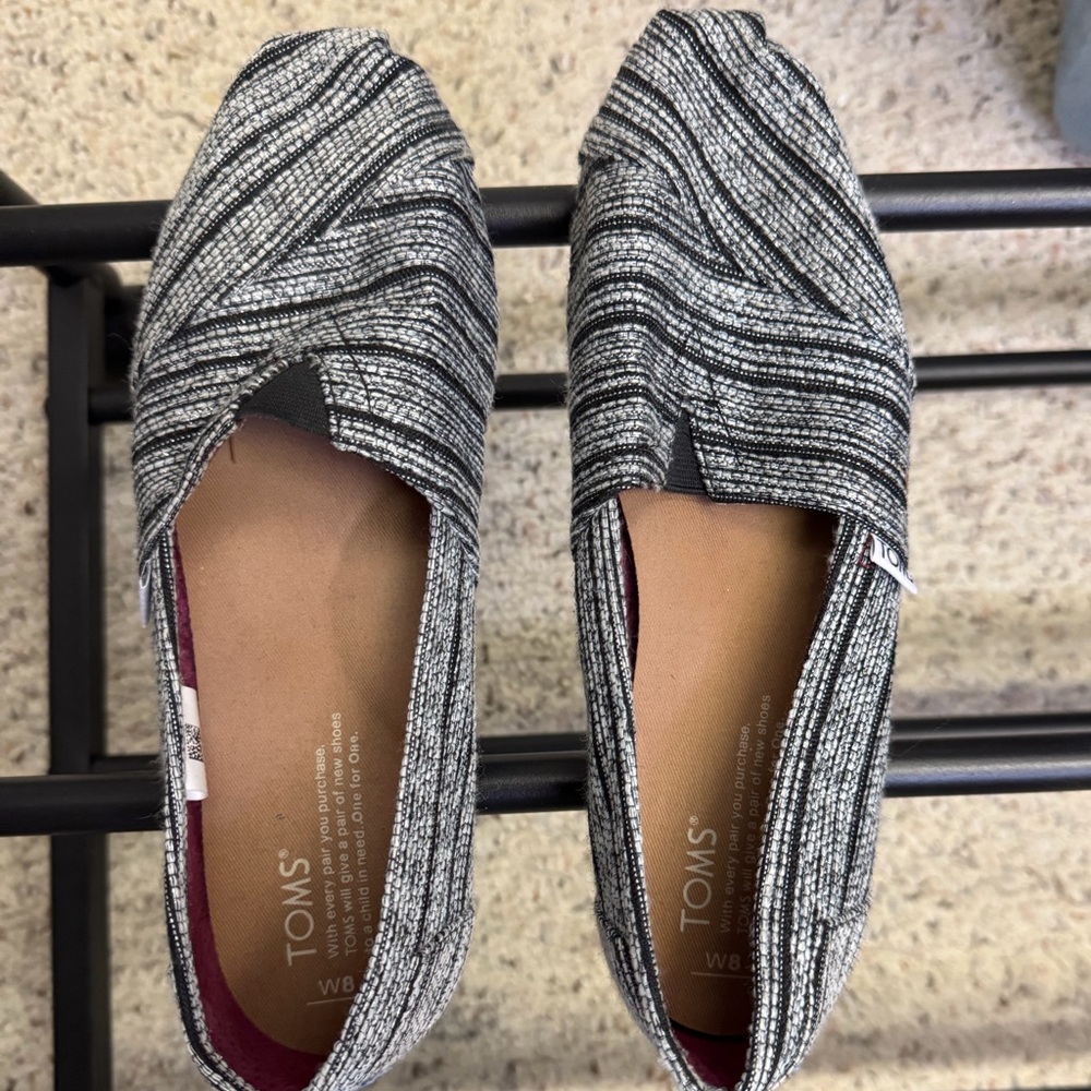 NWOT Tom Shoes.